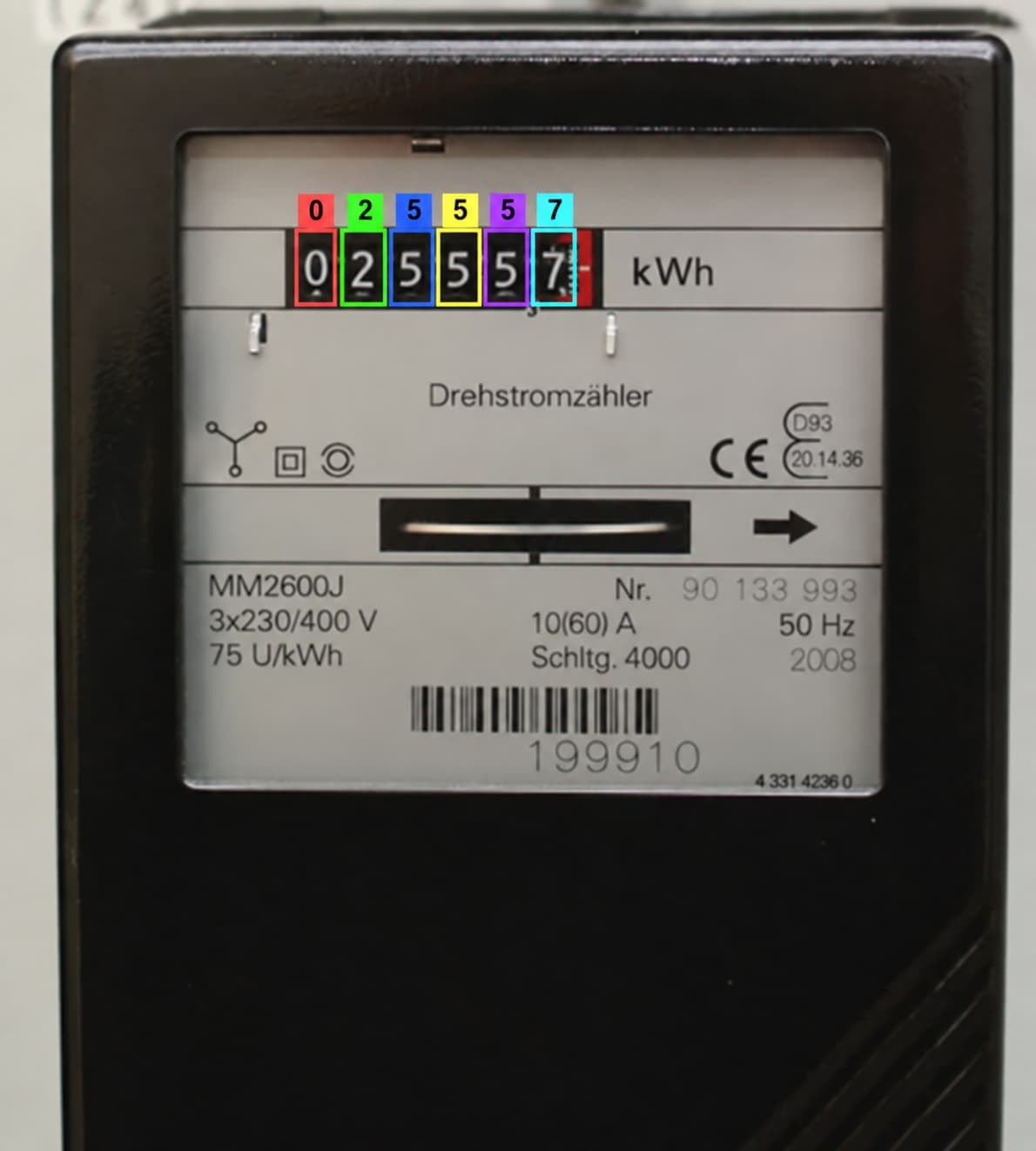 Stromzähler, auf dem jede Ziffer des Zählerstands 025557 kWh per Foto erkannt und farbig markiert ist